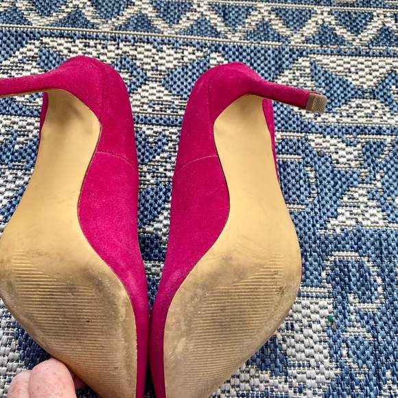 Beautiful suede fuchsia pink pumps- 4” - Picture 5 of 5